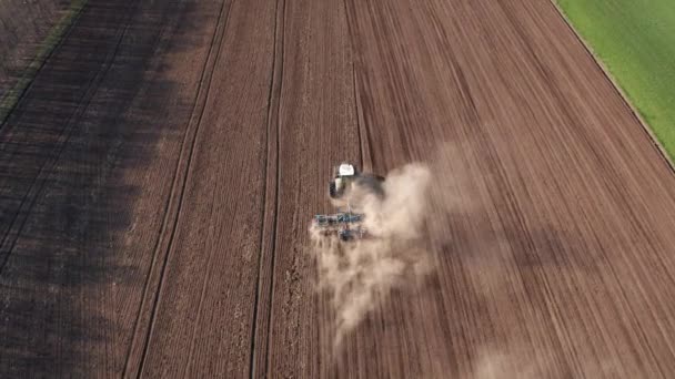 Vista Aérea Tractor Movimiento Con Arado Levantando Polvo Preparando Campo — Vídeos de Stock