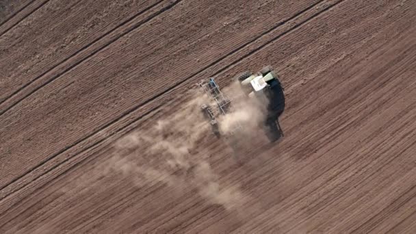 用犁头扬尘的牵引机准备播种的空中景象 — 图库视频影像