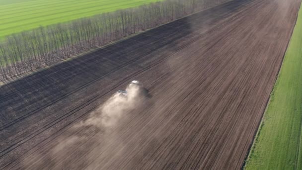 Vista Aérea Tractor Movimiento Con Arado Levantando Polvo Preparando Campo — Vídeo de stock