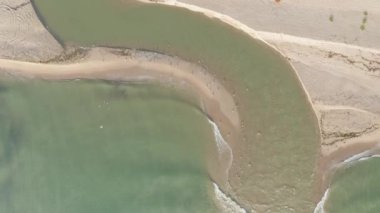 Denize dökülen bir nehrin üzerinden İHA uçuşu, Bulgaristan 'ın Karadeniz kıyısındaki Kamchia Nehri' nin ağzı.