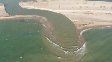 Denize dökülen bir nehrin üzerinden İHA uçuşu, Bulgaristan 'ın Karadeniz kıyısındaki Kamchia Nehri' nin ağzı.