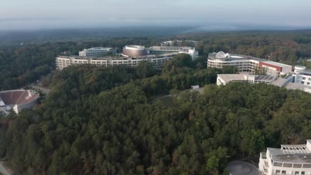 Images Matinales Aériennes Des Bâtiments Belle Station Balnéaire Dans Parc — Video