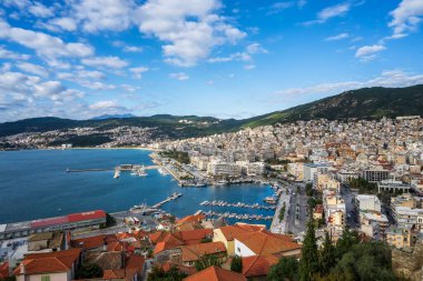 Kavala, Yunanistan - 1 Aralık 2019: Yunanistan 'ın kuzeyindeki Kavala kenti ile birlikte liman ve deniz kenarında gezinti yapan havadan panoramik manzara 