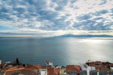 Ege Denizi 'nin kayalık kıyılarındaki ve Yunanistan' ın kuzeyindeki Kavala adalarındaki evlerin manzarası