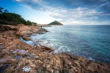 Thassos adası ve Yunanistan 'ın Nisida Kinira adası kıyısındaki tuhaf kayaları çeken bir fotoğrafçının arka görüntüsü