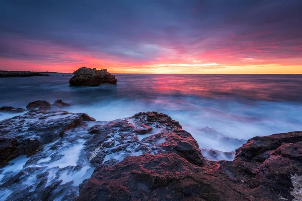 Mer Orageuse Avec Ciel Coloré Lever Soleil Sur Côte Rocheuse — Photo