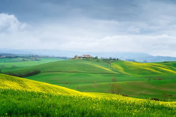 Increíble Paisaje Primavera Con Colinas Verdes Casas Campo Corazón Toscana — Foto de Stock