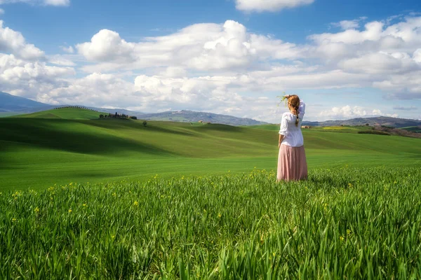Widok Tył Kobiety Zabytkowych Ubraniach Podziwia Piękno Zielonych Wzgórz Samym — Zdjęcie stockowe
