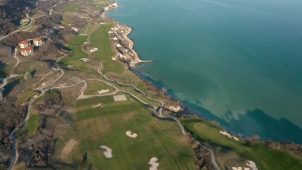 Vídeo Panorámico Pintoresco Paisaje Con Verdes Colinas Campos Golf Edificios — Vídeo de stock