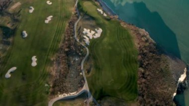 Karadeniz 'in kayalık kıyı şeridi, Trakya Kayalıkları golf ve sahil beldesi, Bulgaristan' ın yeşil tepeleri, golf sahaları ve binaları bulunan panoramik manzara videoları.