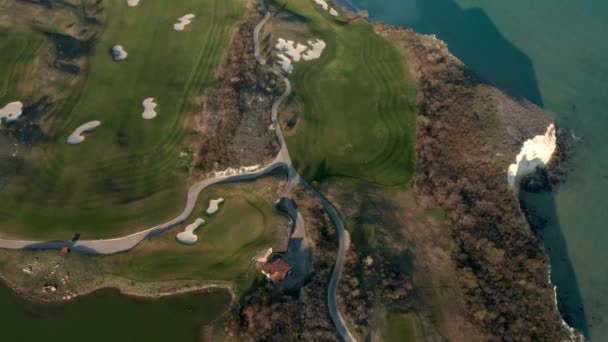 Vidéo panoramique du paysage pittoresque avec des collines verdoyantes, des terrains de golf et des bâtiments près de la côte rocheuse de la mer Noire, Thrace falaises golf et station balnéaire, Bulgarie .