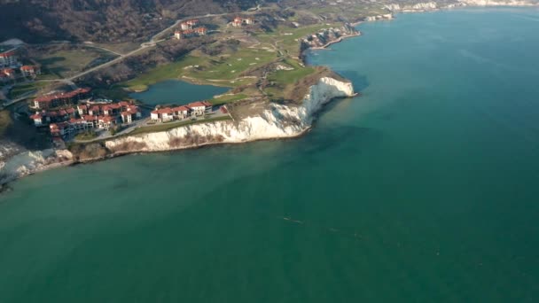 保加利亚色雷斯悬崖高尔夫球场和海滩度假胜地黑海岩石海岸线附近绿山 高尔夫球场和建筑物的风景如画的全景视频 — 图库视频影像