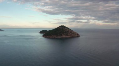 Thasos adası ve Yunanistan 'ın Nisida Kinira adasının kıyı şeridi etrafında insansız hava aracı uçuşu
