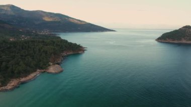 Dağın yamaçlarında İHA uçuşu ve Thasos adasının kayalık kıyı şeridi ve Yunanistan 'ın Nisida Kinira adası.
