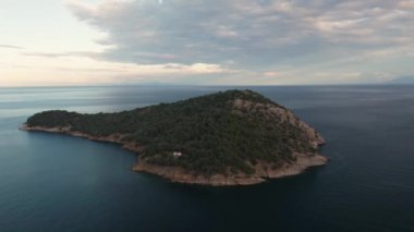 Thasos adası ve Yunanistan 'ın Nisida Kinira adasının kıyı şeridi etrafında insansız hava aracı uçuşu