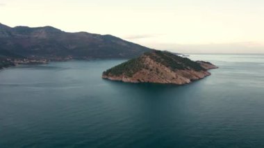 Dağın yamaçlarında İHA uçuşu ve Thasos adasının kayalık kıyı şeridi ve Yunanistan 'ın Nisida Kinira adası.