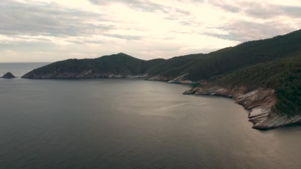 在希腊塔索斯岛的山坡和岩石海岸线上飞行的无人机 — 图库视频影像