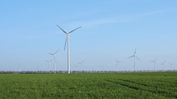 空气在风力涡轮机周围飞过春田 清洁和可再生的风力发电场在运行 绿色能源 可持续替代电力 无污染环境 — 图库视频影像