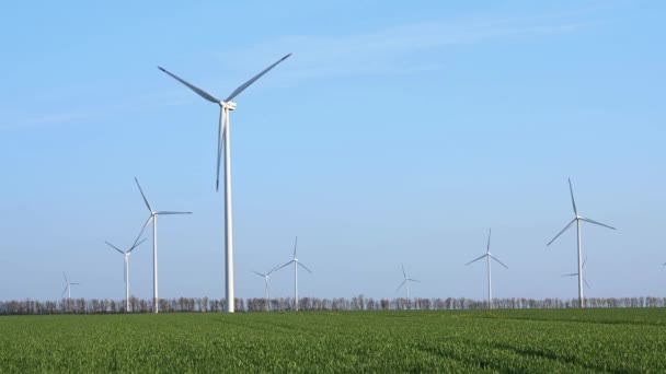 空气在风力涡轮机周围飞过春田 清洁和可再生的风力发电场在运行 绿色能源 可持续替代电力 无污染环境 — 图库视频影像
