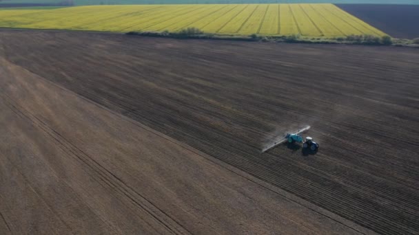 Vista Aérea Trator Que Irriga Campo Semeado Através Uma Instalação — Vídeo de Stock