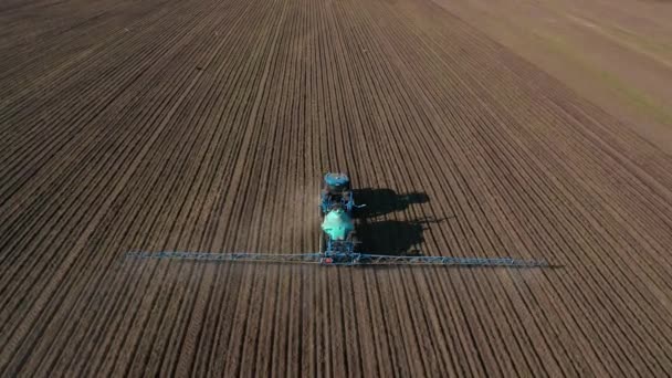 通过特殊装置灌溉播种地的拖拉机的空中视图 — 图库视频影像