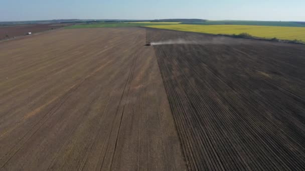 Letecký Pohled Pohybující Traktor Který Orá Pak Zasévá Pole — Stock video