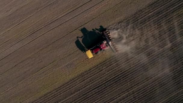 Luchtfoto Van Een Bewegende Trekker Die Ploegt Dan Zaait Velden — Stockvideo