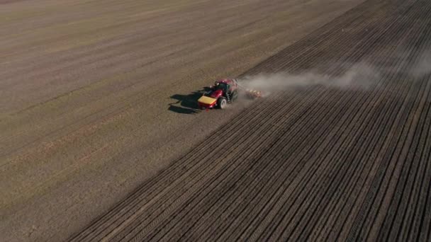 Luftaufnahme Eines Fahrenden Traktors Der Die Felder Pflügt Und Dann — Stockvideo