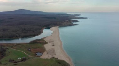 Karadeniz kıyısındaki en güzel kumsallardan birine ve Bulgaristan 'ın Veleka nehrinin ağzına sahip panoramik sabah manzaralı bir video..