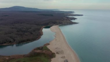 Karadeniz kıyısındaki en güzel kumsallardan birine ve Bulgaristan 'ın Veleka nehrinin ağzına sahip panoramik sabah manzaralı bir video..