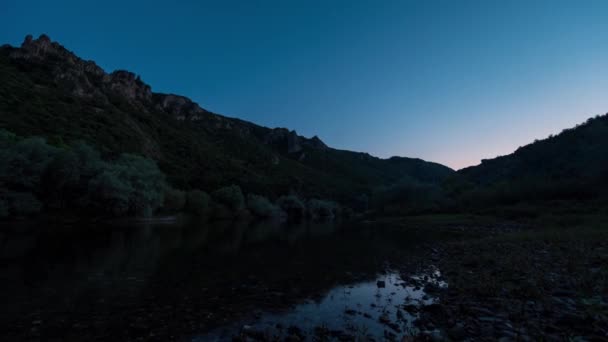 Temps écoulé entre le coucher du soleil et le ciel étoilé nocturne au-dessus des pentes de montagne et d'une rivière, Rhodopes, Bulgarie . 