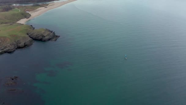 保加利亚黑海海岸风景如画的岩石和荒芜的沙滩周围 空中飞越一条清澈碧绿海水的船 — 图库视频影像