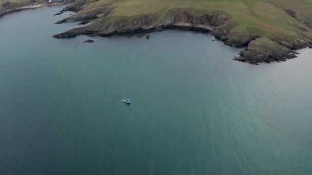 Vuelo Aéreo Sobre Barco Agua Mar Verde Claro Alrededor Rocas — Vídeo de stock