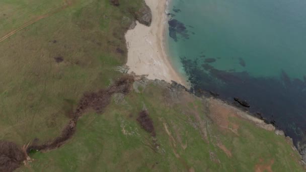 Vuelo Aéreo Sobre Una Playa Arenosa Salvaje Vacía Rodeada Rocas — Vídeo de stock