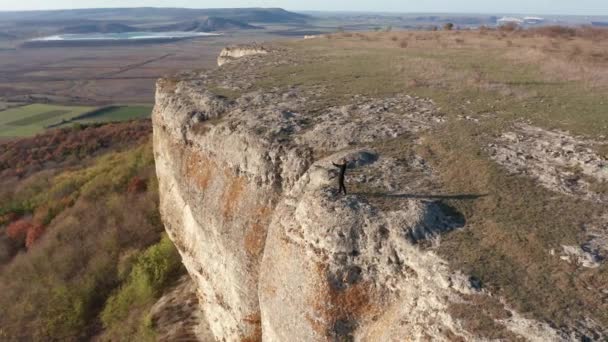 Letecký Létat Kolem Mladé Ženy Fotografování Svém Chytrém Telefonu Zatímco — Stock video