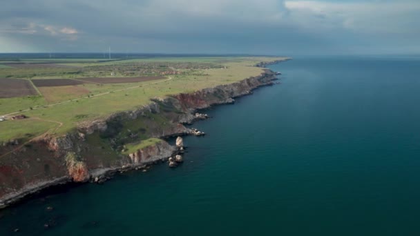 Panoramatické Video Malebného Skalnatého Pobřeží Zelenými Poli Stromy Jaro Pobřeží — Stock video