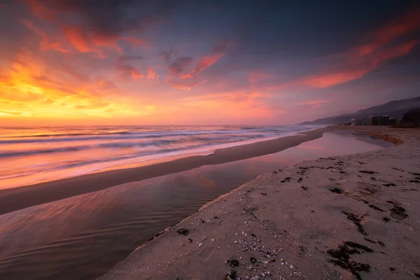 Vista Incrível Com Reflexões Coloridas Uma Praia Areia Nascer Sol — Fotografia de Stock