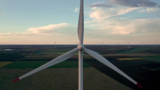 Udara Terbang Mengitari Turbin Angin Melintasi Ladang Pertanian Musim Semi — Stok Video