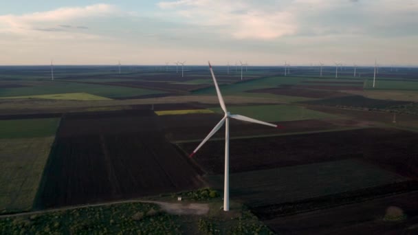 Flyg Runt Vindkraftverk Över Vårens Jordbruksfält Ren Och Förnybar Vindkraft — Stockvideo