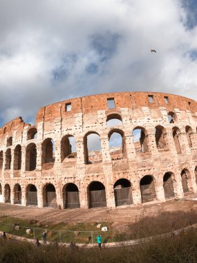 Sabahleyin İtalya, Roma 'da Colosseum' un dış yüzeyi. Gökyüzü. Açık bir gün ve mavi gökyüzü. Güzel resimler