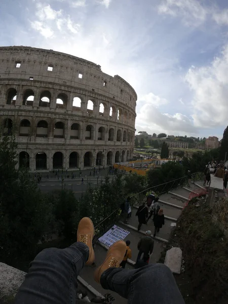 Rzymskie Koloseum Widziane Zewnątrz Biorąc Kilka Stóp Podróżnika Pierwszym Planie — Zdjęcie stockowe