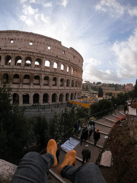 Colosseo Romano Visto Dall Esterno Pochi Passi Viaggiatore Primo Piano — Foto Stock