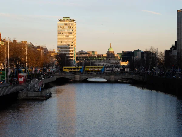 Utsikt Över Dublin Med Floden Stockbild