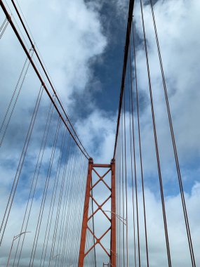 Köprü 25 de Abril 'de, Lisbon da köprünün arkasında. Lizbon 'dan Almada' ya Tagus Nehri 'ni geç..