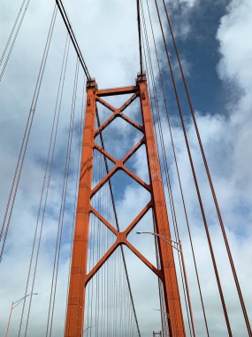 Köprü 25 de Abril 'de, Lisbon da köprünün arkasında. Lizbon 'dan Almada' ya Tagus Nehri 'ni geç..