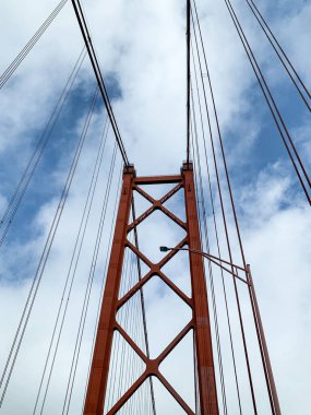 Köprü 25 de Abril 'de, Lisbon da köprünün arkasında. Lizbon 'dan Almada' ya Tagus Nehri 'ni geç..