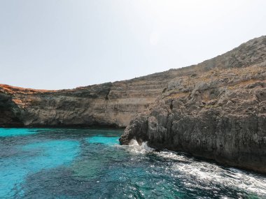 Malta adasındaki kayalar, onları berrak bir su ile çevreledi. Malta, Gozo ve Comino adalarının güzel plajları vardır..