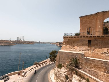 Valletta kıyısı, Malta. Arka planda eski sokaklar ve Akdeniz takdir ediliyor..