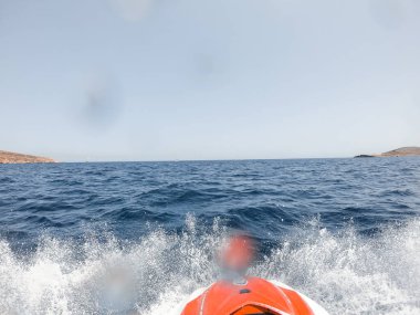 Yazın keyfini çıkarırken Cumin adasında jet ski süren birinin yakın çekimi..