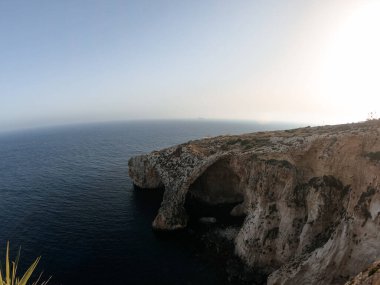 Malta kıyılarından birinde bulunan ünlü mavi mağaranın panoramik görüntüsü. Güzel manzara.